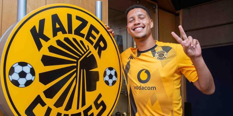 Luke Fleurs il giorno della firma con i Kaizer Chiefs (dal profilo Facebook personale)