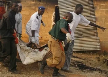 Una vittima degli scontri religiosi tra cristiani e musulmani nel villaggio di Kuru Janta in Nigeria (Foto 2012 ANSA/ STRINGER)