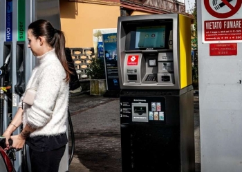 Un distributore di benzina (Ansa)