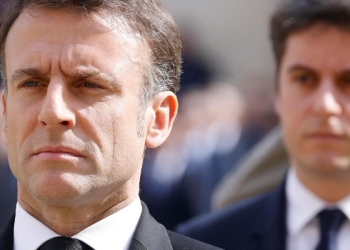 Emmanuel Macron con il primo ministro Gabriel Attal (Ansa)