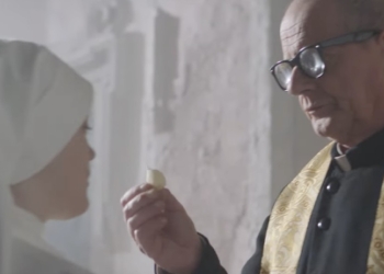 Un frame dello spot di Amica Chips