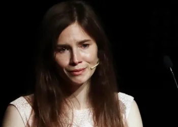 Amanda Knox piange mentre partecipa alla conferenza del Festival della Giustizia Penale all'Università di Modena, 2019 (ANSA/ELISABETTA BARACCHI)