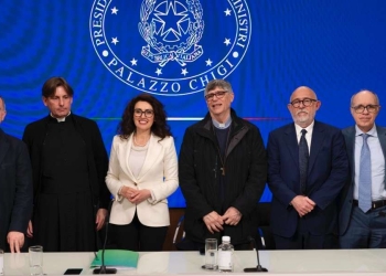 La viceministra del Lavoro e delle Politiche sociali Maria Teresa Bellucci con il Comitato di indirizzo strategico del Fondo per il contrasto della povertà educativa minorile, insediato alla Presidenza del Consiglio (Ansa)