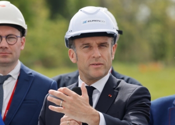 Emmanuel Macron allo stabilimento Eurenco di Bergerac (Ansa)