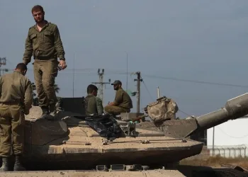 Soldati israeliani a Khan Younis (Ansa)