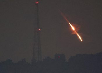 Droni o missili si contendono gli obiettivi in località non rivelate nel nord di Israele, all'inizio del 14 aprile 2024. (Foto Ansa EPA/ATEF SAFADI)