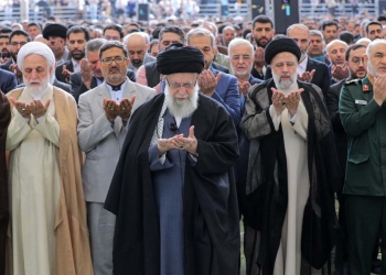 L'ayatollah Ali Khamenei con i vertici del regime iraniano (Ansa)