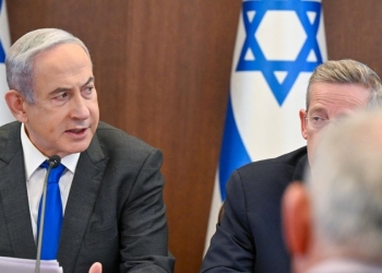 Benjamin Netanyahu durante una riunione del governo (Ansa)