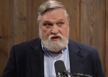 Il pastore Doug Wilson da Tucker Carlson (screen da video X)