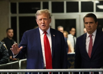 Donald Trump all'uscita del tribunale di Manhattan, New York (Ansa)