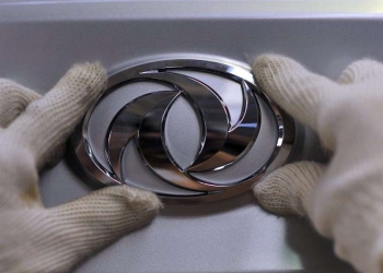 Un operaio del gruppo cinese Dongfeng Motor al lavoro (Ansa)