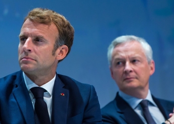 Il Presidente francese Macron con il ministro dell'Economia Le Maire (Ansa)