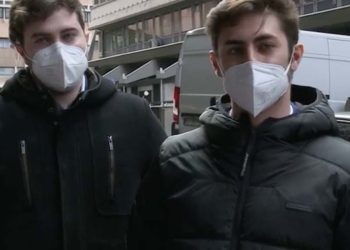 Alessio e Simone Scalamandrè davanti al tribunale (Foto: Tgr Liguria)