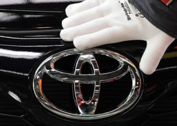 Un operaio Toyota al lavoro (Ansa)