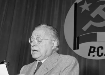 In questa foto d'archivio, Palmiro Togliatti ad un congresso del Partito comunista negli anni Cinquanta. ANSA