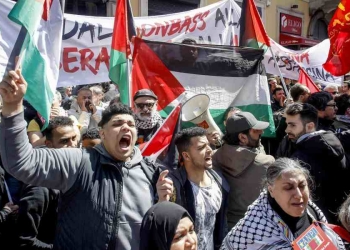 Corteo in occasione del 25 aprile 2024 a Milano (Ansa)