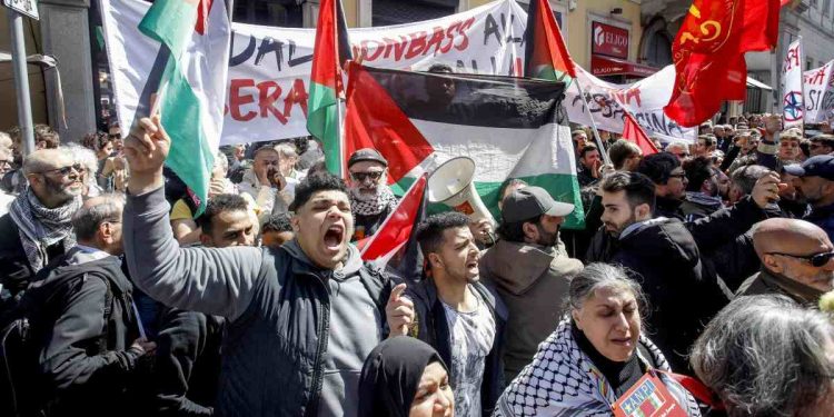 Corteo in occasione del 25 aprile 2024 a Milano (Ansa)