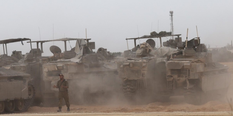 Tank israeliani nella Striscia di Gaza (Ansa)