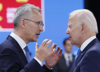 Jens Stoltenberg, segretario generale della Nato, con il presidente americano Joe Biden (Ansa)