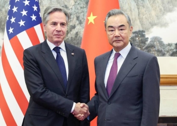 Il segretario di Stato Usa Anthony Blinken con il ministro degli Esteri cinese Wang Yi (Ansa)