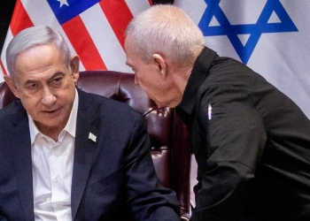 Benjamin Netanyahu, premier di Israele, con Yoav Gallant, ministro della Difesa, durante una visita a Washington (Ansa)