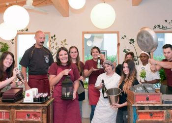 Un laboratorio di cucina solidale della Fondazione Famiglia Materna