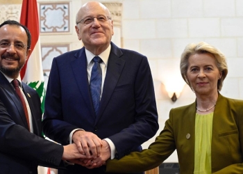 Il primo ministro libanese ad interim Najib Mikati stringe la mano al presidente cipriota Nikos Christodoulides e alla presidente della Commissione europea Ursula von der Leyen (Foto 2024 EPA/WAEL HAMZEH)