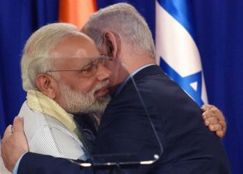 I premier indiano Narendra Modi con Benjamin Ntanyahu, premier di Israele, a Gerusalemme nel 2017 (Ansa)