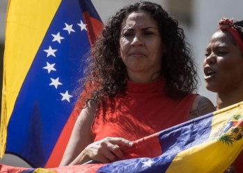 Manifestanti a supporto del Presidente venezuelano Maduro (Ansa)