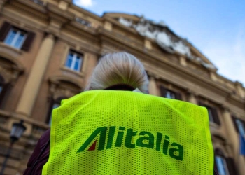 Un ex lavoratore Alitalia durante un presidio davanti al Mef (Ansa)