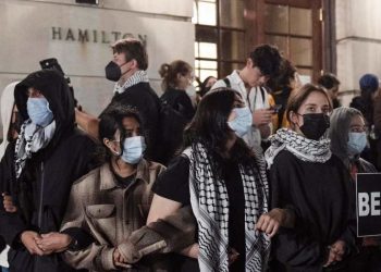 Studenti pro-Palestina protestano il 30 aprile davanti all'edificio citato nell'articolo, in Hamilton Hall (Ansa)