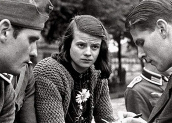 Al centro, Sophie Scholl (1921-1943) (foto dal web)