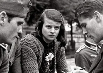 Al centro, Sophie Scholl (1921-1943) (foto dal web)