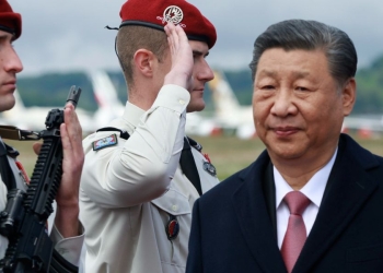Il presidente cinese Xi Jinping prima di lasciare Parigi per Belgrado (Ansa)