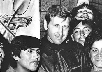 Al centro Carlos Mugica, in una foto d'epoca