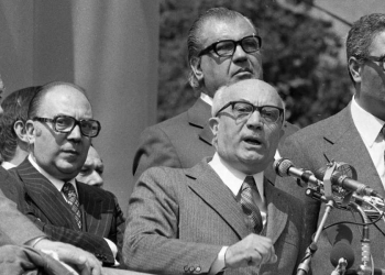 1974. Discorso di Amintore Fanfani (al centro) per il Sì al referendum sul divorzio (Ansa)