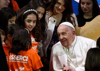 Papa Francesco parla con alcune bambine agli Stati generali della natalità (Ansa)