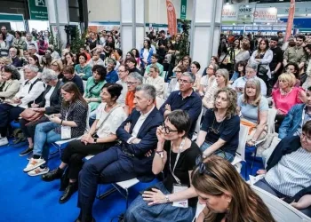 Al Salone del libro di Torino 2024: folla in ascolto di Elena Cecchettin (Ansa)