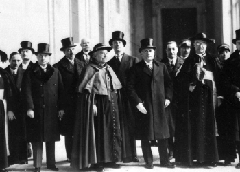 B. Mussolini (al centro) in Vaticano l'11 febbraio 1929 per la firma dei Patti Lateranensi (Ansa)