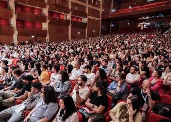 Folla domenicale al Salone del Libro di Torino 2024. Fedez sta parlando di salute mentale (Ansa)