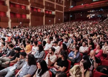 Folla domenicale al Salone del Libro di Torino 2024. Fedez sta parlando di salute mentale (Ansa)