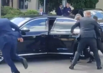 Il premier slovacco Robert Fico viene portato in auto dopo essere stato colpito (Ansa)