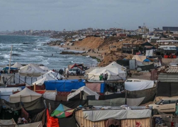 Nuovo campo profughi nei pressi di Khan Yunis dopo l'evacuazione di Rafah ordinata da Israele (Ansa)