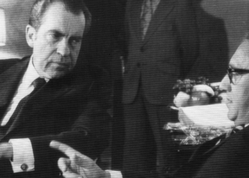 il presidente americano Richard Nixon (s.) con Henry Kissinger nel 1972 (Ansa)