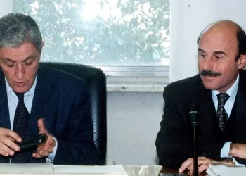 Massimo D'Antona (d.) nel 1999 con l'allora ministro del Lavoro Antonio Bassolino (Ansa)