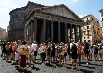Turisti al Pantheon di Roma (Ansa)