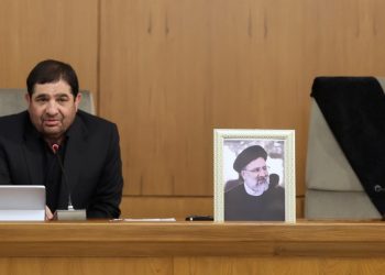 Il Presidente ad interim dell'Iran Mohammad Mokhber con una foto del defunto Presidente Ebrahim Raisi (Foto Ansa 2024 EPA/Ufficio presidenziale iraniano)