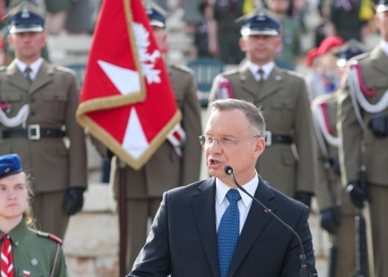 Il presidente della Polonia Andrzej Duda al cimitero polacco di monte Cassino nell'80esimo anniversario della battaglia (Ansa)