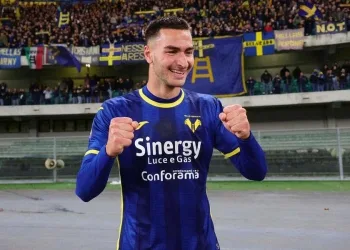 Diego Coppola festeggia la salvezza del Verona (Foto ANSA)