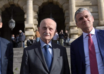 Il gen. Mario Mori (a centro) con gli avvocati Basilio Milio (s.) e Vittorio Manes sopo la sentenza in Cassazione del 27 aprile 2023 (Ansa)